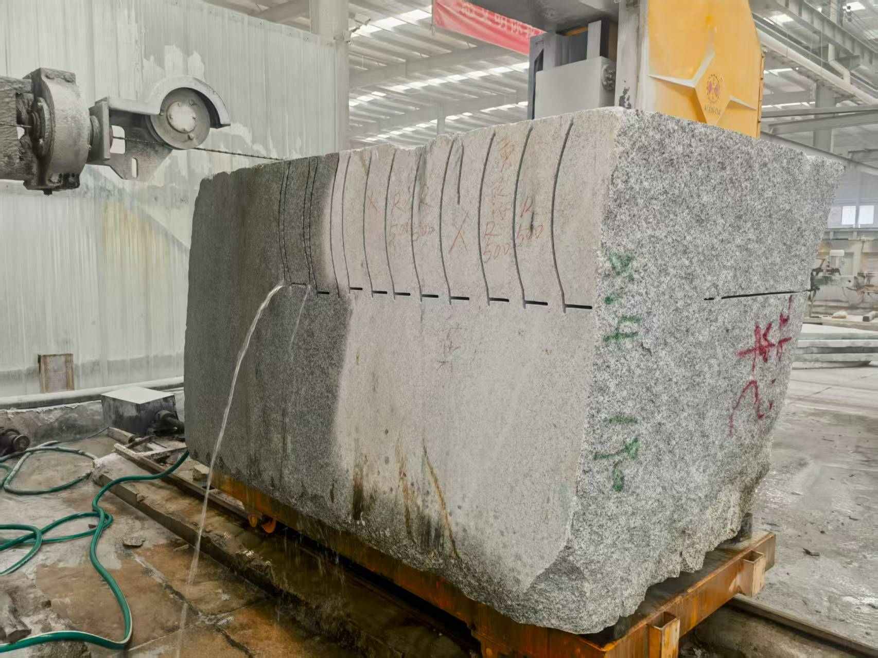 云浮 602，大花芙蓉白，绳锯加工弧形路沿石