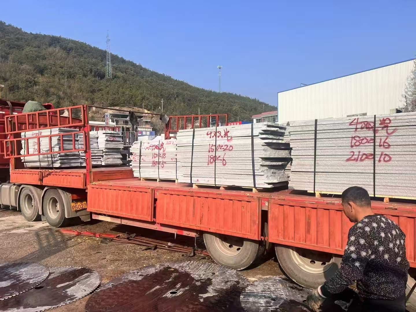 云浮 芝麻灰花岗岩光面毛板出货日常